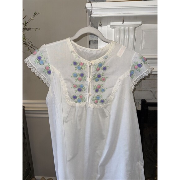 Gilead VINTAGE Lace White Embroidered Full length Nightgown embroidered Pom Poms - Picture 1 of 12